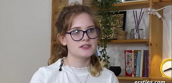 trendsNaturmädchen Luna verwönt sich mit dem Zauberstabvibrator